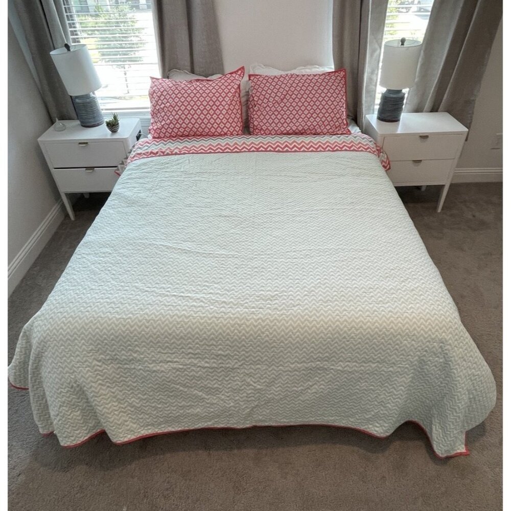Full/Queen 3 Piece Reversible Quilt Set with Two Pillow Shams Bold Retro Chevron - Picture 3 of 14